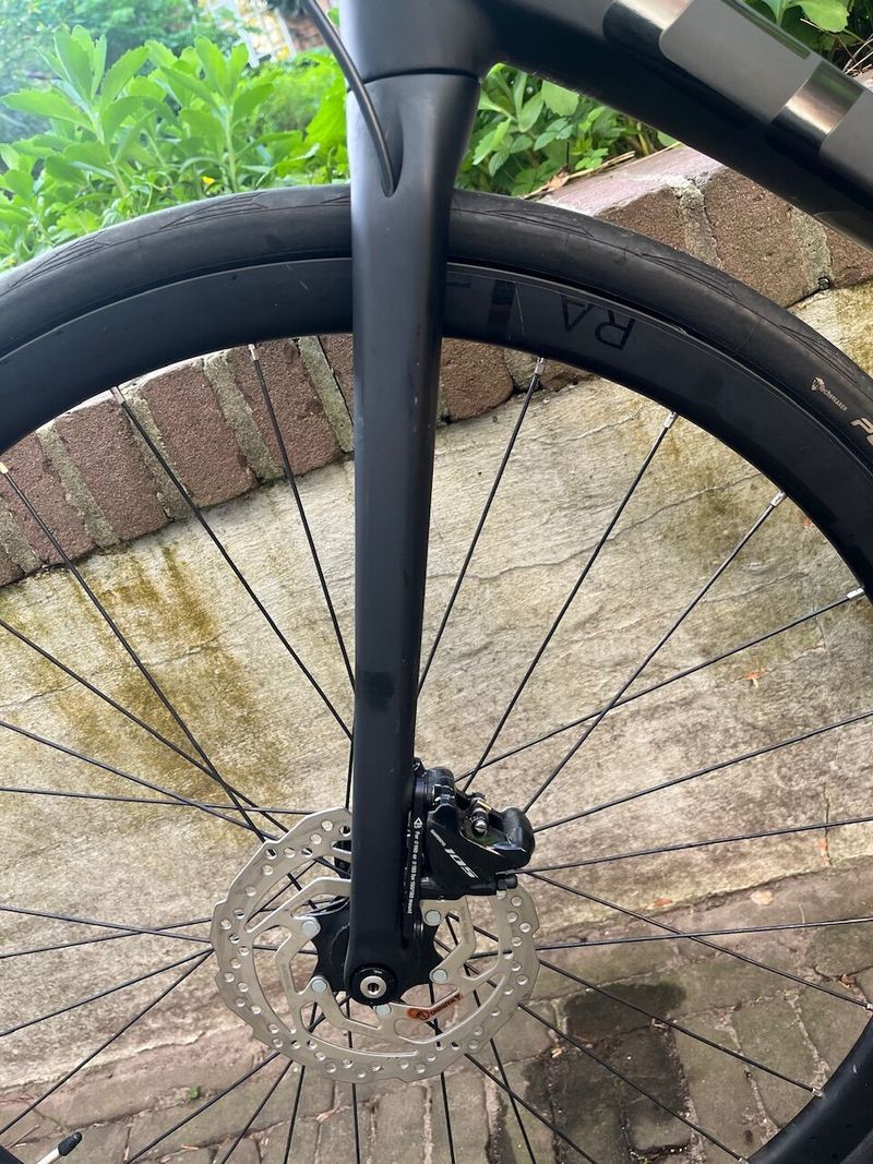 Silniční karbonové kolo Cube Attain GTC Race, Shimano 105 2x11s, disk, barva Carbon/Flashyellow