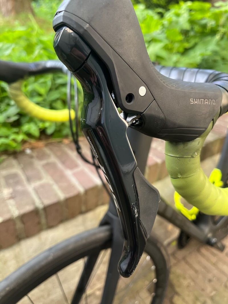Silniční karbonové kolo Cube Attain GTC Race, Shimano 105 2x11s, disk, barva Carbon/Flashyellow