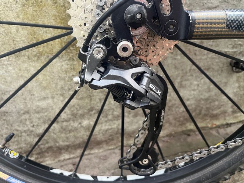 Starší závodní speciál MTB GIANT MXM team, vel.17.5, Shimano 3x9, FOX Float 80RL vzduch, Mavic kola