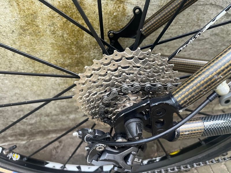 Starší závodní speciál MTB GIANT MXM team, vel.17.5, Shimano 3x9, FOX Float 80RL vzduch, Mavic kola