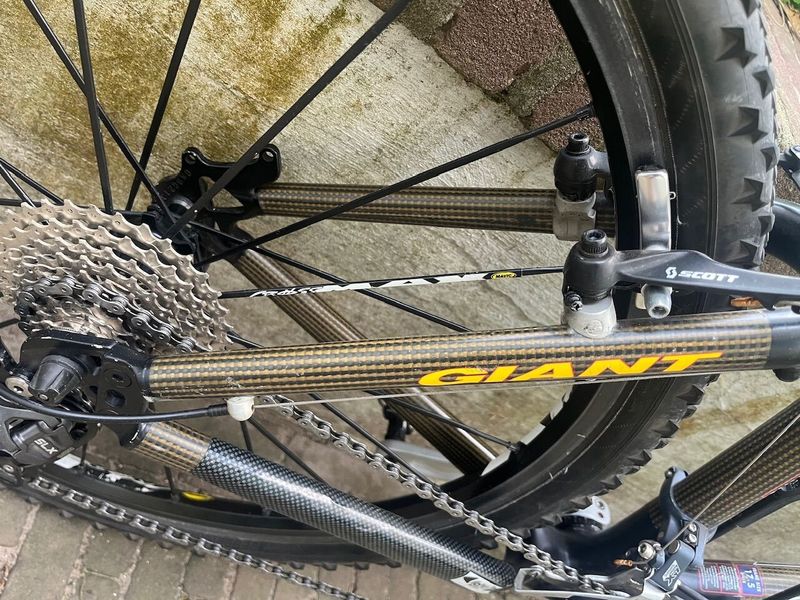 Starší závodní speciál MTB GIANT MXM team, vel.17.5, Shimano 3x9, FOX Float 80RL vzduch, Mavic kola
