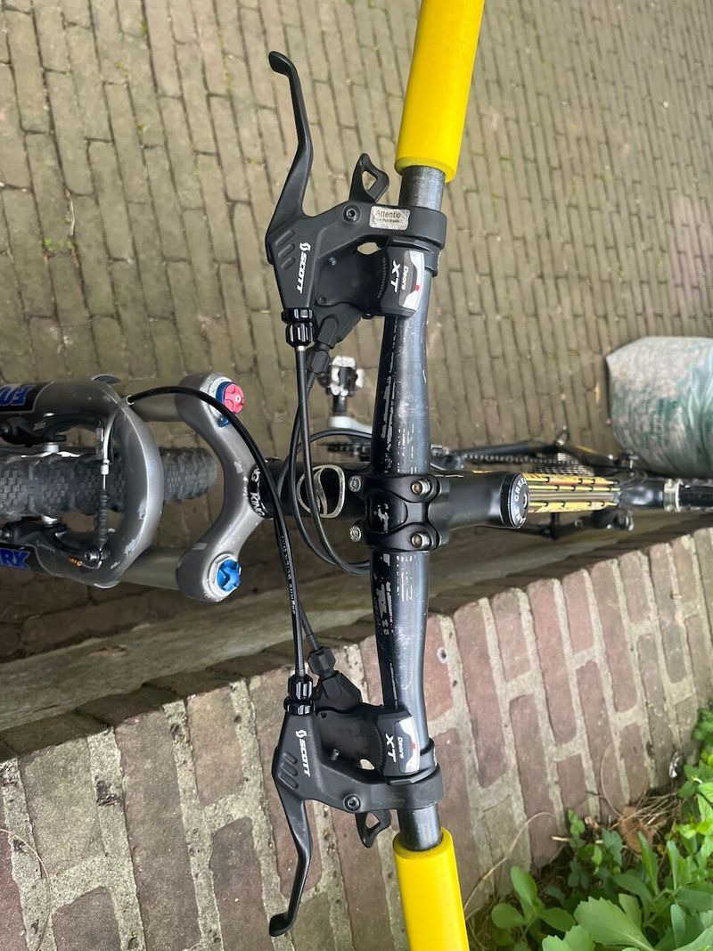 Starší závodní speciál MTB GIANT MXM team, vel.17.5, Shimano 3x9, FOX Float 80RL vzduch, Mavic kola