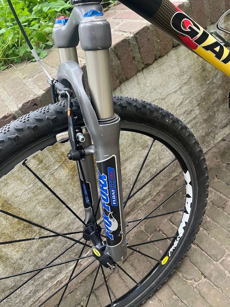 Starší závodní speciál MTB GIANT MXM team, vel.17.5, Shimano 3x9, FOX Float 80RL vzduch, Mavic kola