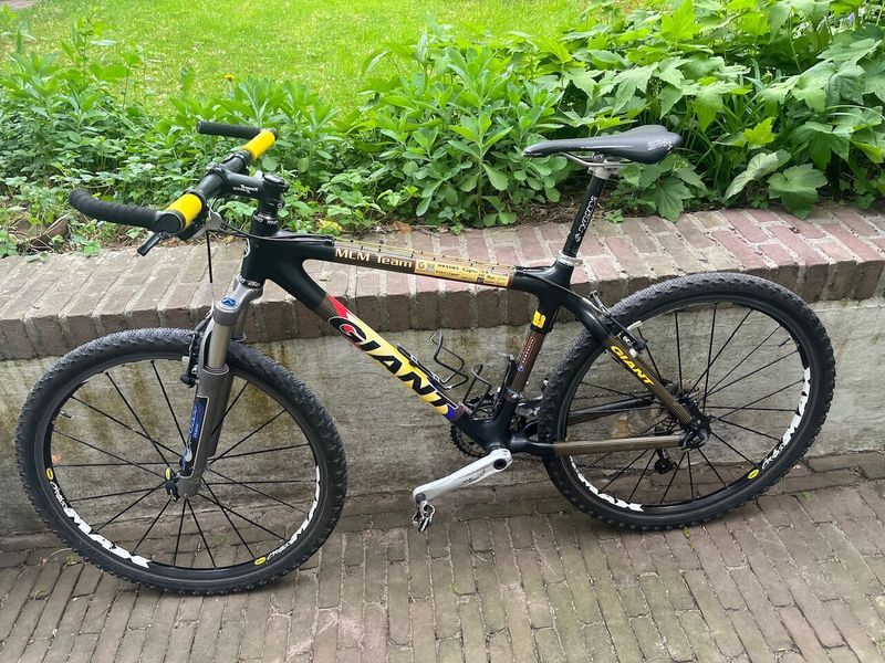 Starší závodní speciál MTB GIANT MXM team, vel.17.5, Shimano 3x9, FOX Float 80RL vzduch, Mavic kola