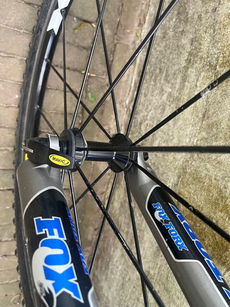 Starší závodní speciál MTB GIANT MXM team, vel.17.5, Shimano 3x9, FOX Float 80RL vzduch, Mavic kola