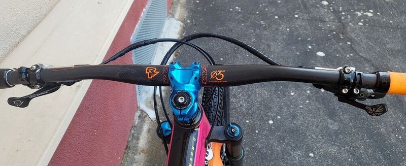 SANTA CRUZ Bronson C - TOP výbava