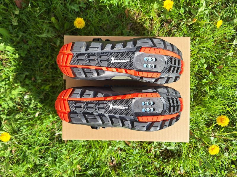 Shimano SH-ME702 vel. 44 + nové SPD kufry