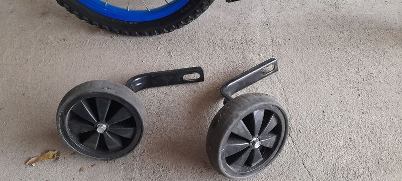 Dětské kolo vel.16 Scirocco racing -Zánovní-ke kolu jsou pomocná boční kolečka
