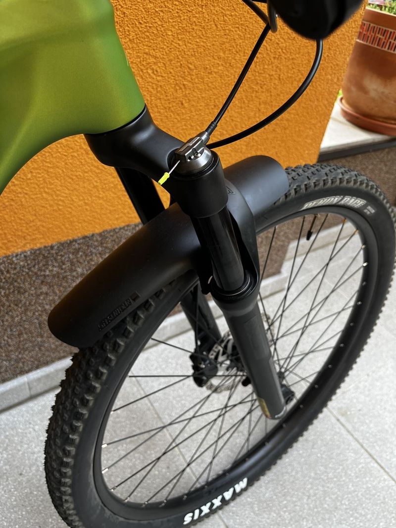 (Téměř) NOVÉ KARBONOVÉ horské kolo
