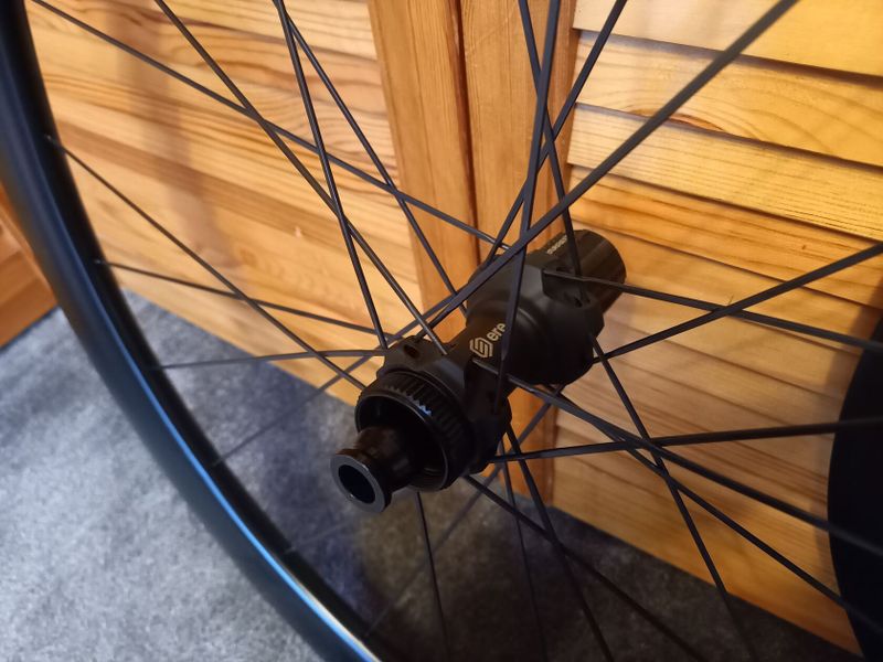 Silniční aero Carbonová kola ERE omnia CLR 45, tubeless ready, 1582g, jako nová