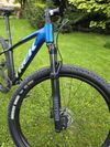 Trek Marlin 8 (Gloss Alpine/Gloss Dnister Fade) černo - modrá barva - velikost M/L unisex
