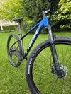 Trek Marlin 8 (Gloss Alpine/Gloss Dnister Fade) černo - modrá barva - velikost M/L unisex