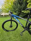 Trek Marlin 8 (Gloss Alpine/Gloss Dnister Fade) černo - modrá barva - velikost M/L unisex