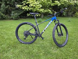 Trek Marlin 8 (Gloss Alpine/Gloss Dnister Fade) černo - modrá barva - velikost M/L unisex