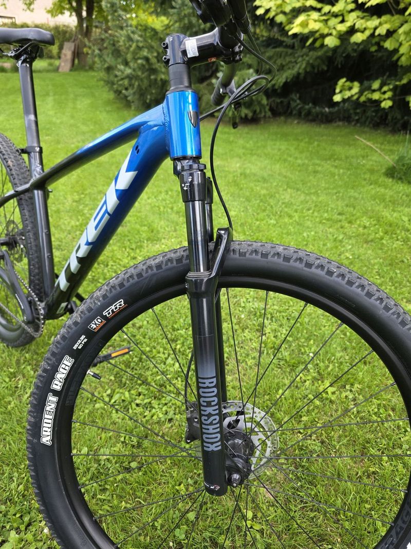Trek Marlin 8 (Gloss Alpine/Gloss Dnister Fade) černo - modrá barva - velikost M/L unisex