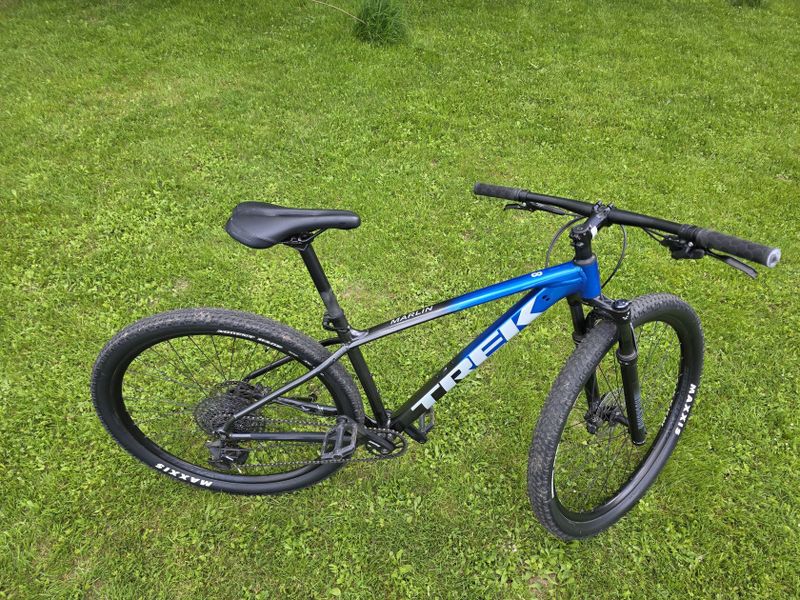 Trek Marlin 8 (Gloss Alpine/Gloss Dnister Fade) černo - modrá barva - velikost M/L unisex