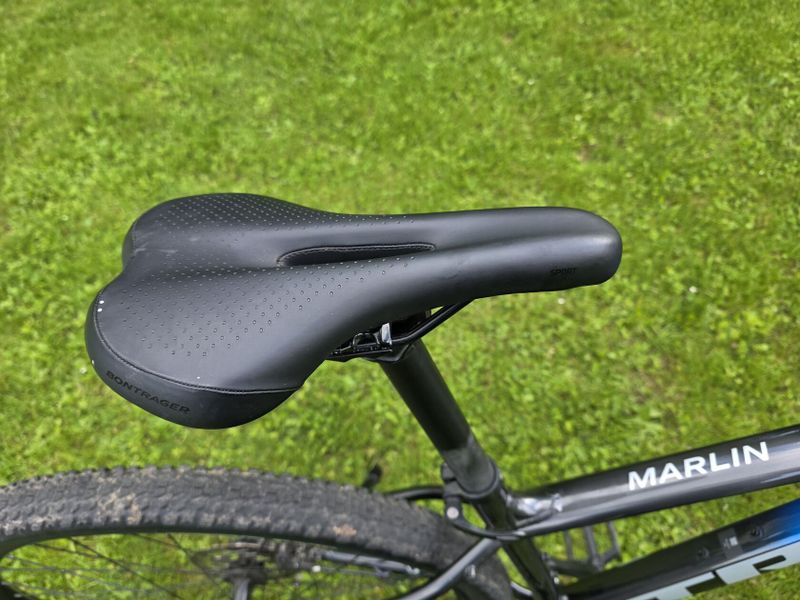 Trek Marlin 8 (Gloss Alpine/Gloss Dnister Fade) černo - modrá barva - velikost M/L unisex