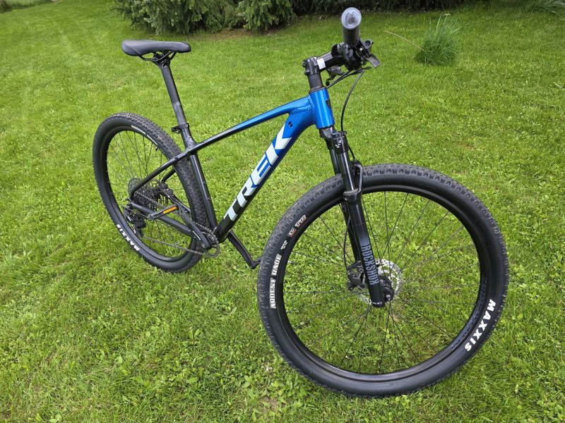 Trek Marlin 8 (Gloss Alpine/Gloss Dnister Fade) černo - modrá barva - velikost M/L unisex