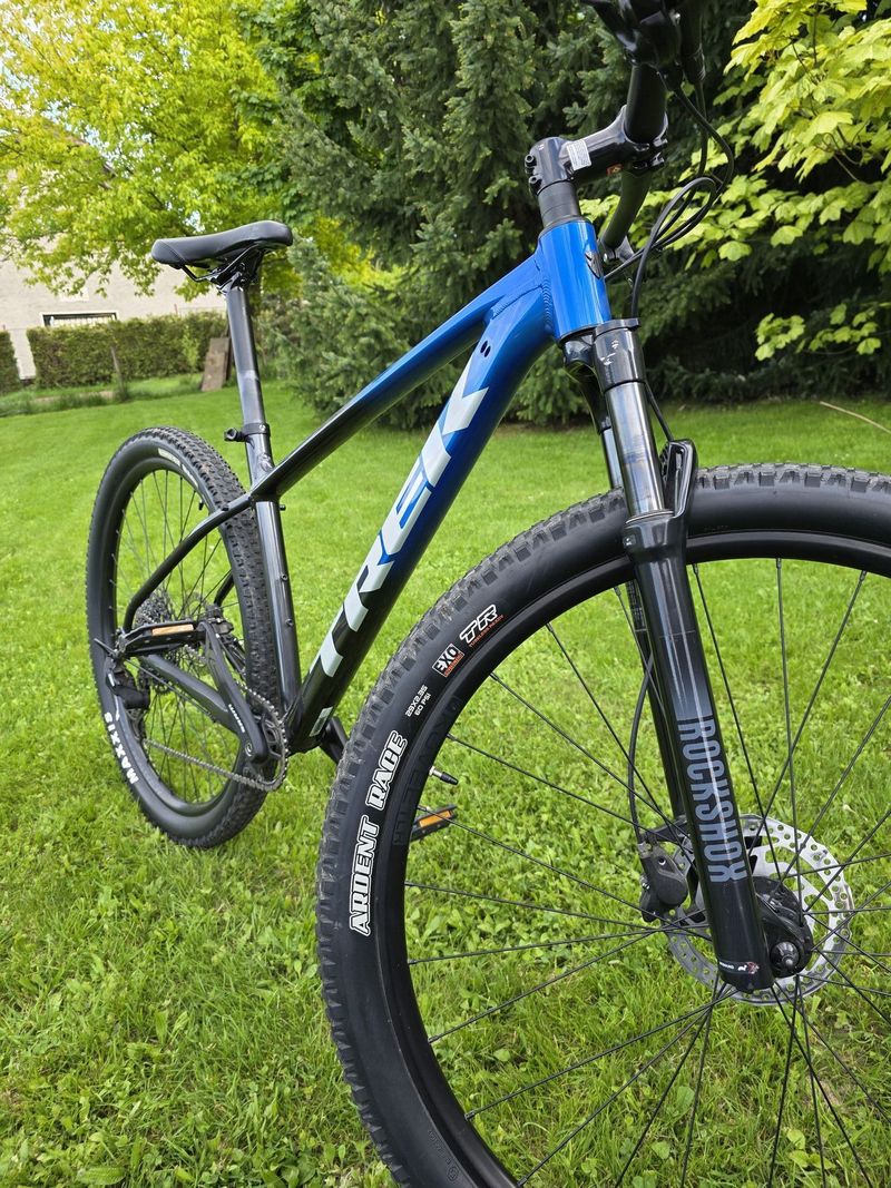 Trek Marlin 8 (Gloss Alpine/Gloss Dnister Fade) černo - modrá barva - velikost M/L unisex