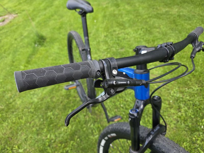 Trek Marlin 8 (Gloss Alpine/Gloss Dnister Fade) černo - modrá barva - velikost M/L unisex