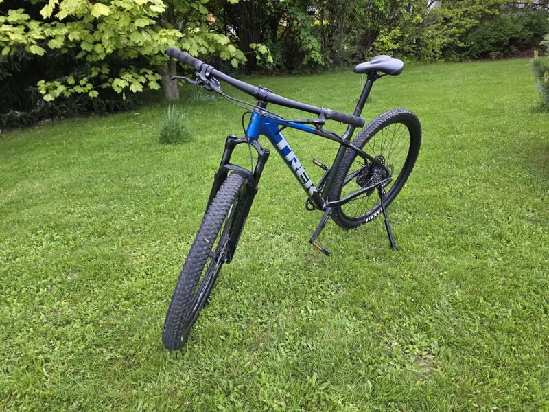 Trek Marlin 8 (Gloss Alpine/Gloss Dnister Fade) černo - modrá barva - velikost M/L unisex