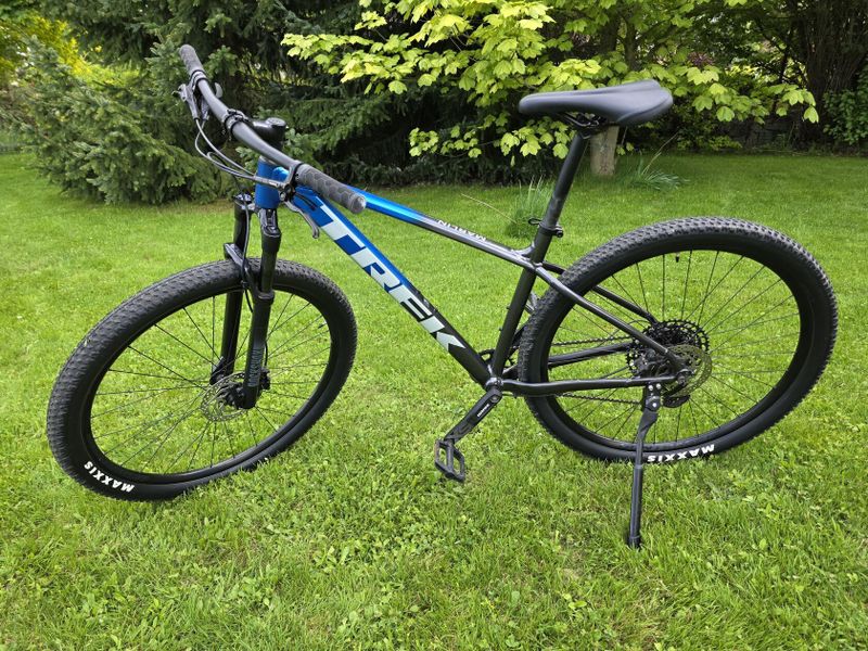 Trek Marlin 8 (Gloss Alpine/Gloss Dnister Fade) černo - modrá barva - velikost M/L unisex
