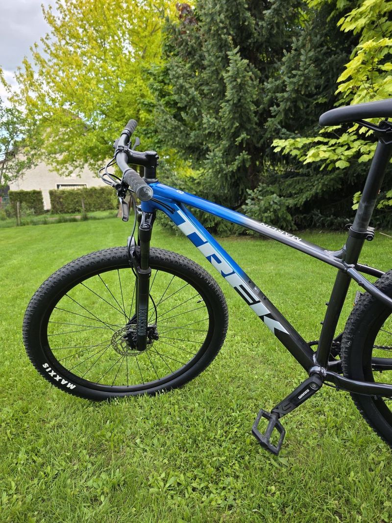 Trek Marlin 8 (Gloss Alpine/Gloss Dnister Fade) černo - modrá barva - velikost M/L unisex