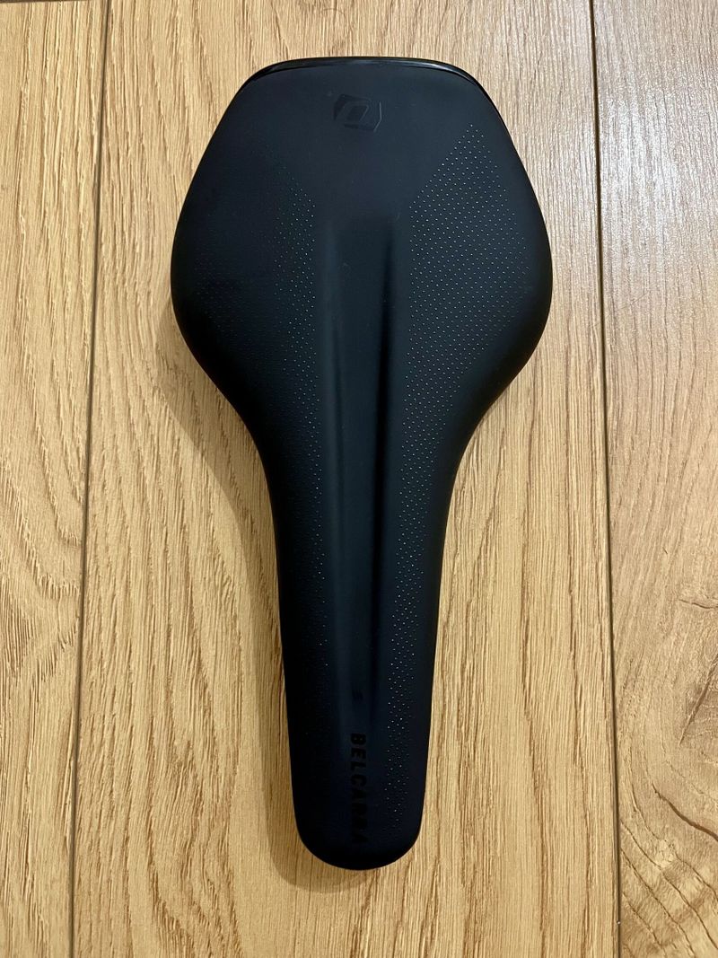 Prodám nové sedlo SYNCROS BELCARRA R 1.5, CHANNEL, Titan 