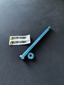 Burgtec zadní osa modrá na Santa Cruz 168,5mm