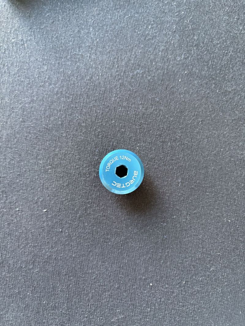 Burgtec zadní osa modrá na Santa Cruz 168,5mm