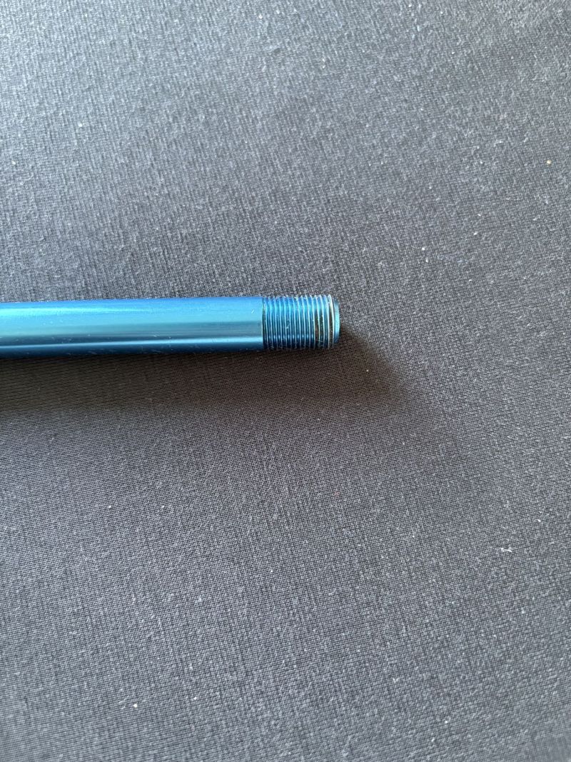 Burgtec zadní osa modrá na Santa Cruz 168,5mm