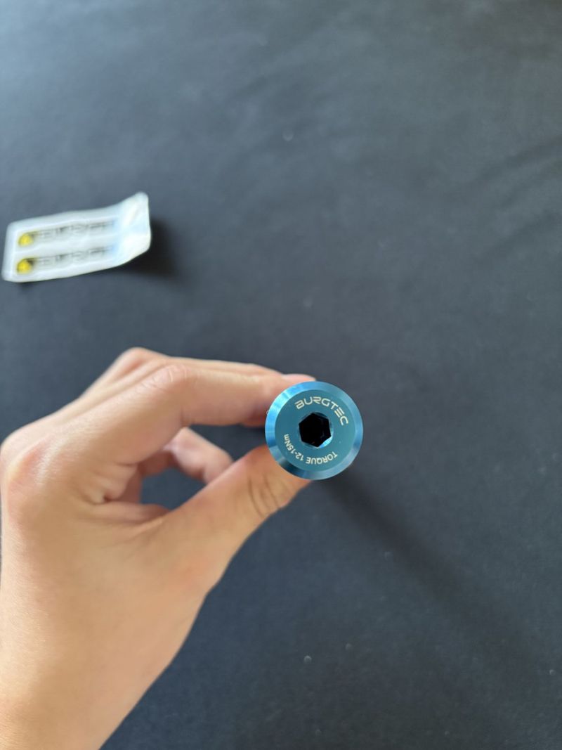Burgtec zadní osa modrá na Santa Cruz 168,5mm
