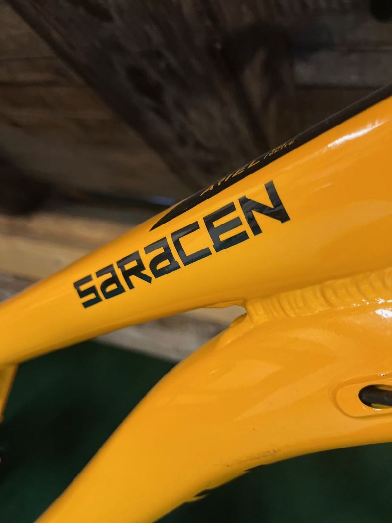 Prodám trailové kolo Saracen Ariel 30 Elite 2025