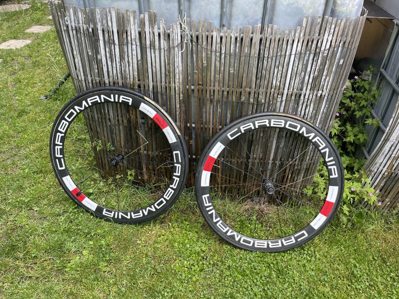Carbomania R50, 50mm na galdách, shimano ořech