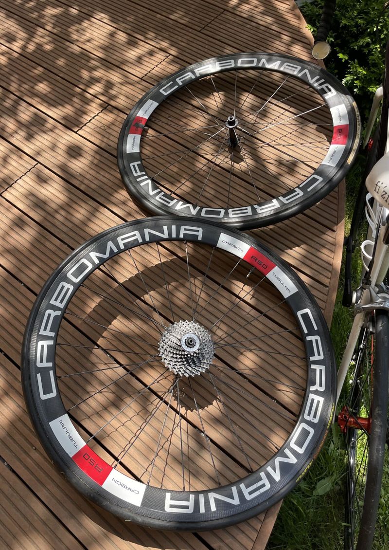 Carbomania R50, 50mm na galdách, shimano ořech