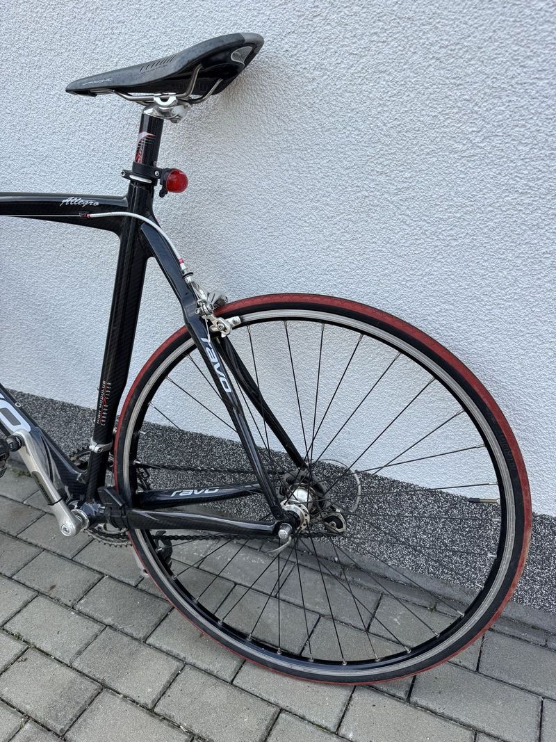 Silniční kolo Ravo Allegro – Karbonový rám