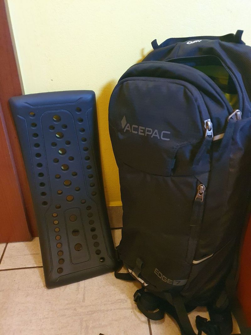 Přilba+batoh s páteřákem+chrániče kolen