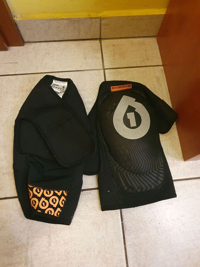 Přilba+batoh s páteřákem+chrániče kolen
