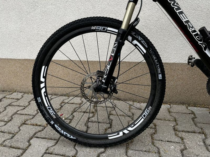 Celo-karbonové horské kolo Merida
