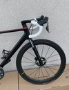 Canyon Ultimate CF SLX Disc 9.0 Di2 – špičkový stav + wattmetr + extra výbava!
