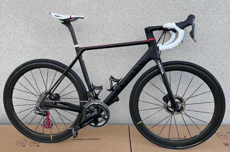 Canyon Ultimate CF SLX Disc 9.0 Di2 – špičkový stav + wattmetr + extra výbava!