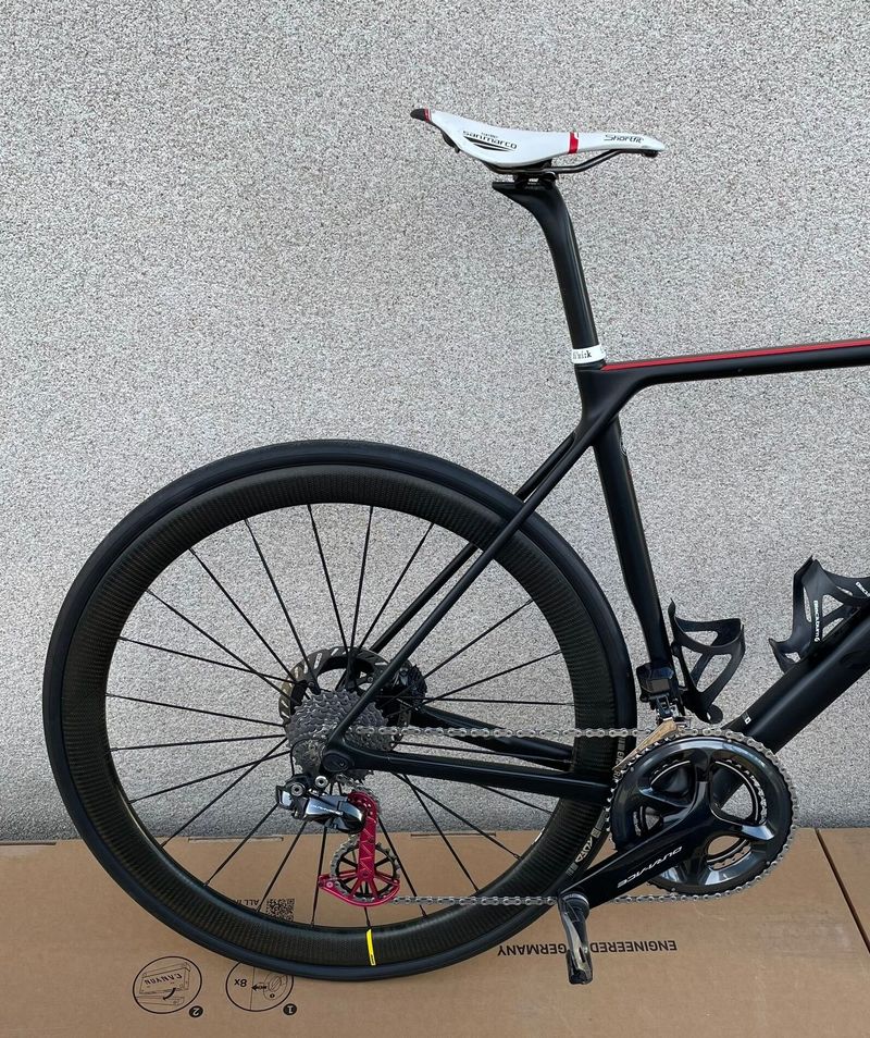 Canyon Ultimate CF SLX Disc 9.0 Di2 – špičkový stav + wattmetr + extra výbava!
