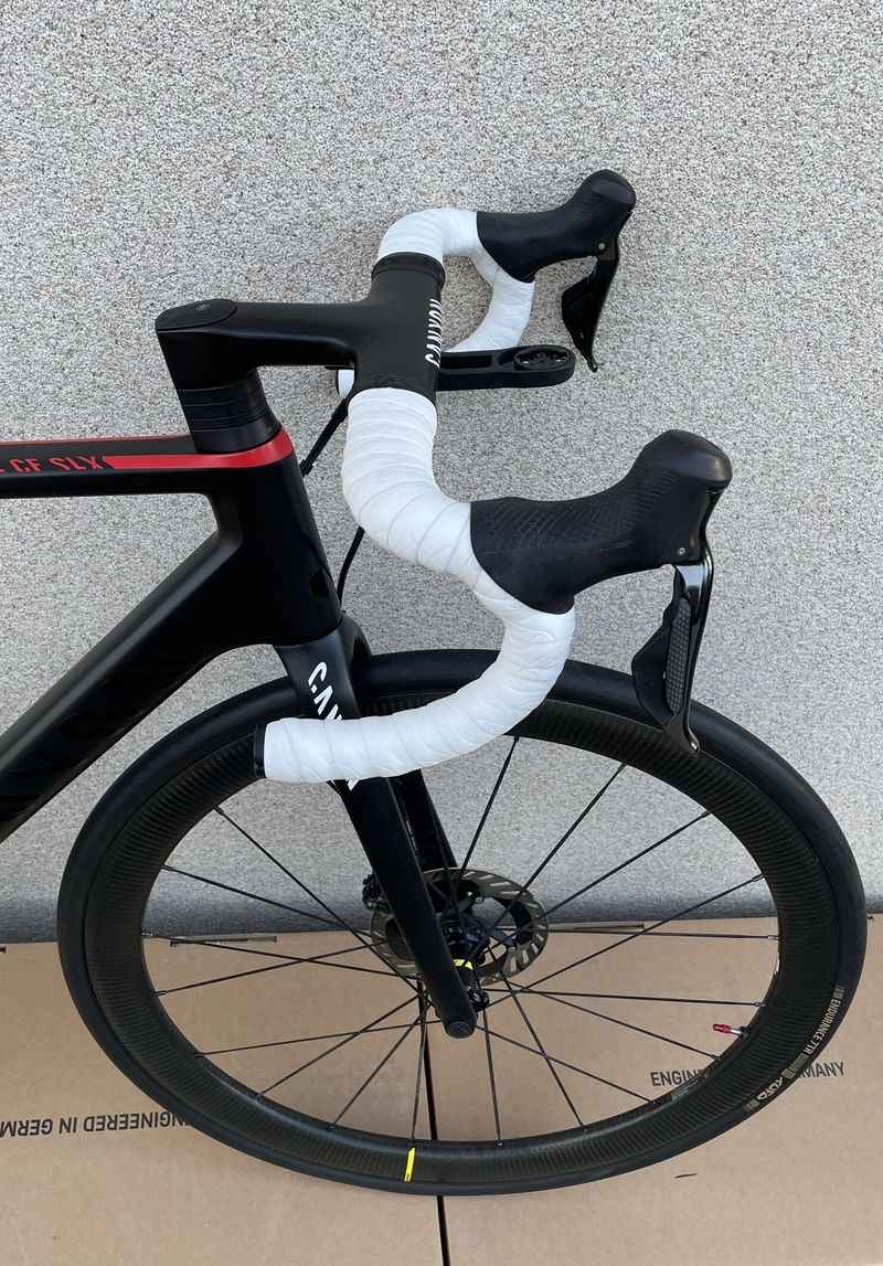 Canyon Ultimate CF SLX Disc 9.0 Di2 – špičkový stav + wattmetr + extra výbava!