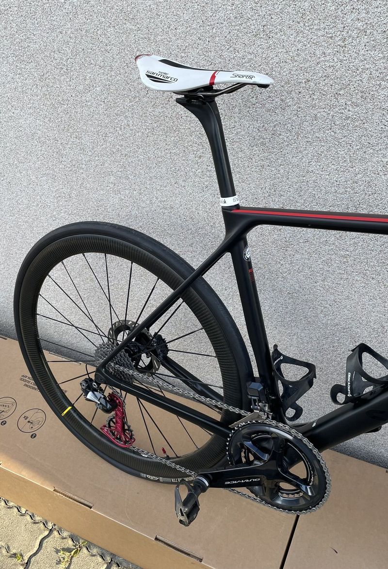 Canyon Ultimate CF SLX Disc 9.0 Di2 – špičkový stav + wattmetr + extra výbava!