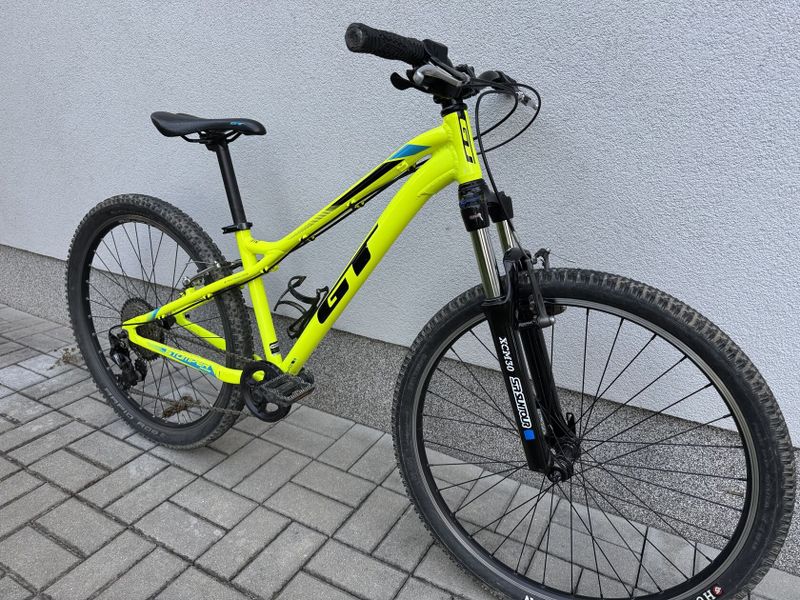 GT Stomper 26, Shimano Deore 10 stupňů, zamykatelná vidlice Suntour