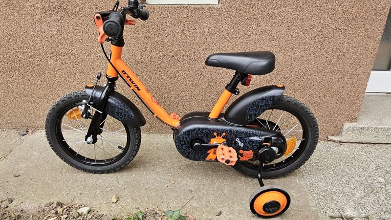 Dětské kolo BTWIN 500 Robot velikost 14", pro děti 3 až 5 let, vybavené stabilizačními kolečky.