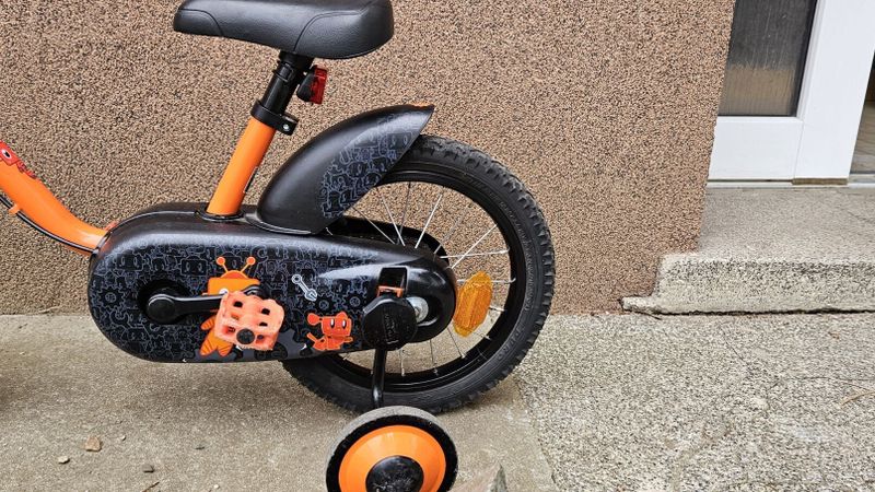 Dětské kolo BTWIN 500 Robot velikost 14", pro děti 3 až 5 let, vybavené stabilizačními kolečky.