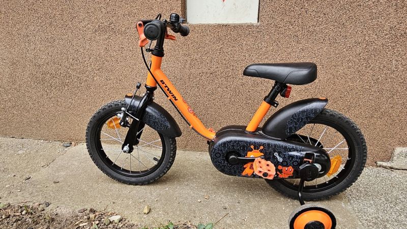 Dětské kolo BTWIN 500 Robot velikost 14", pro děti 3 až 5 let, vybavené stabilizačními kolečky.