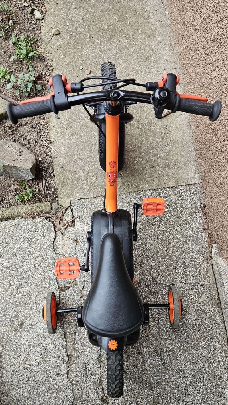 Dětské kolo BTWIN 500 Robot velikost 14", pro děti 3 až 5 let, vybavené stabilizačními kolečky.