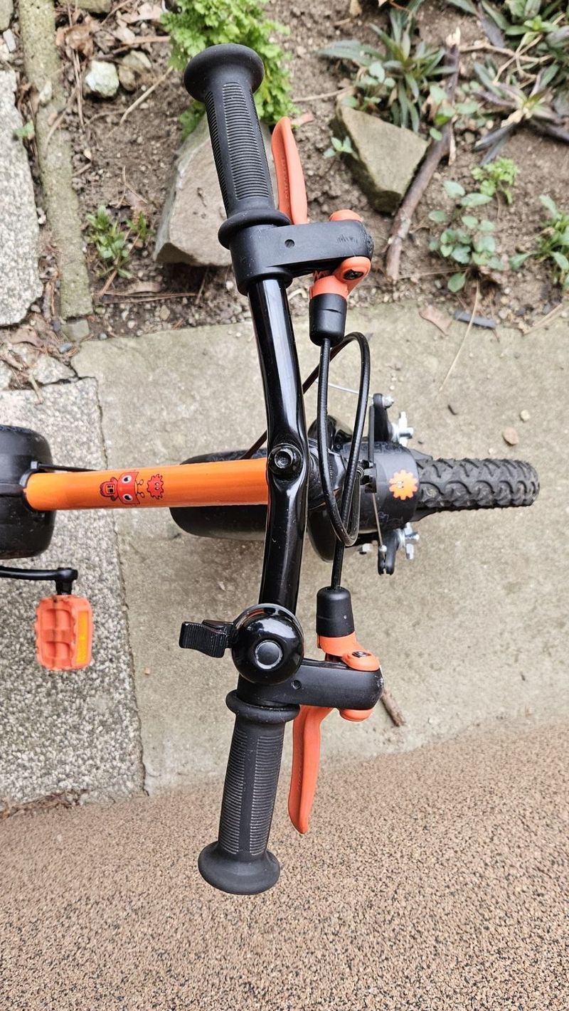 Dětské kolo BTWIN 500 Robot velikost 14", pro děti 3 až 5 let, vybavené stabilizačními kolečky.